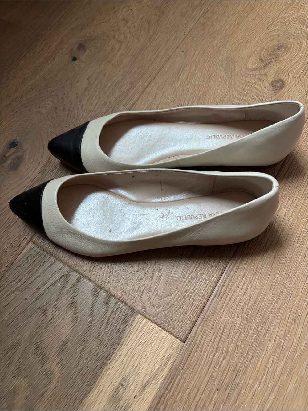 Banana Republic Two-Tone Pointed Toe Ballet Flats in Cream and Black size 7